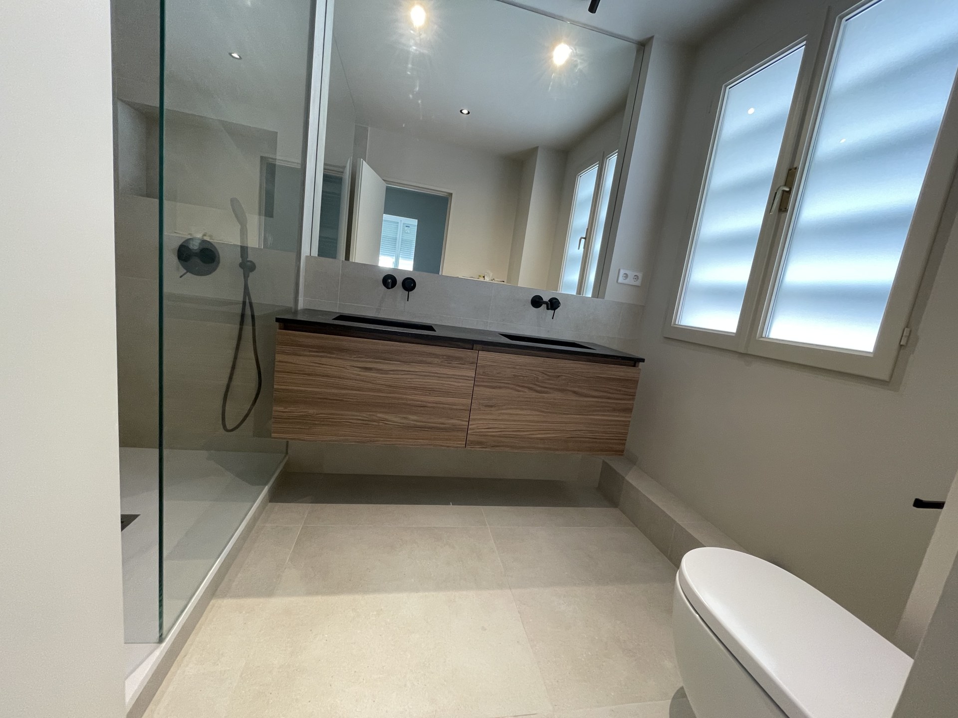 Baño principal con lavabo doble y ducha