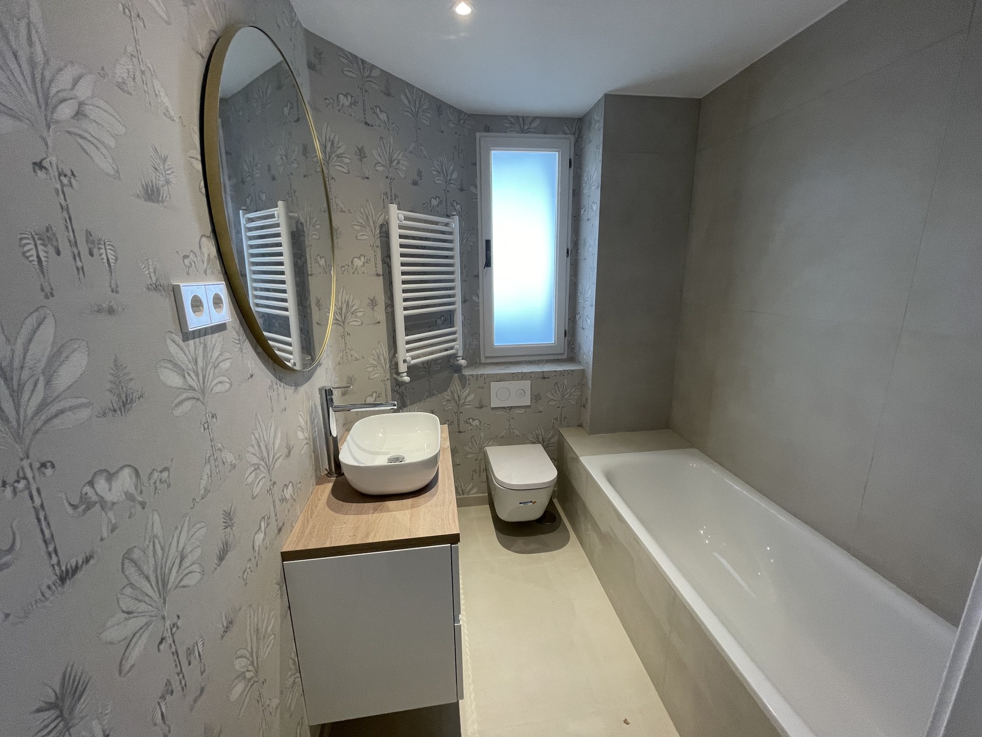 Baño con bañera y papel pintado