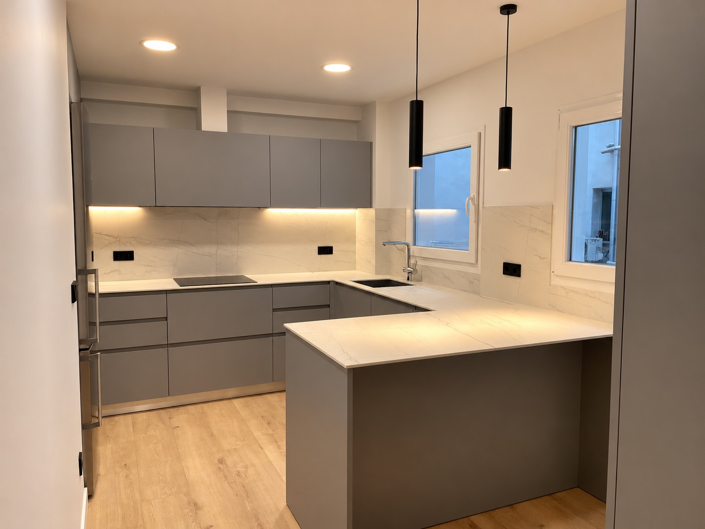 Cocina con península - reforma integral en Conde de Casal