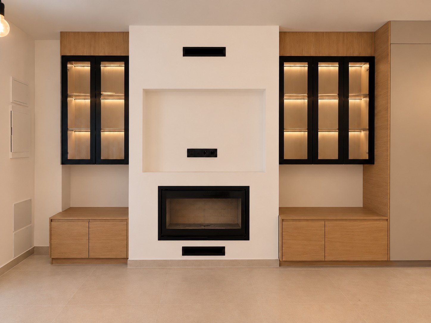Salón reformado con chimenea y vitrinas