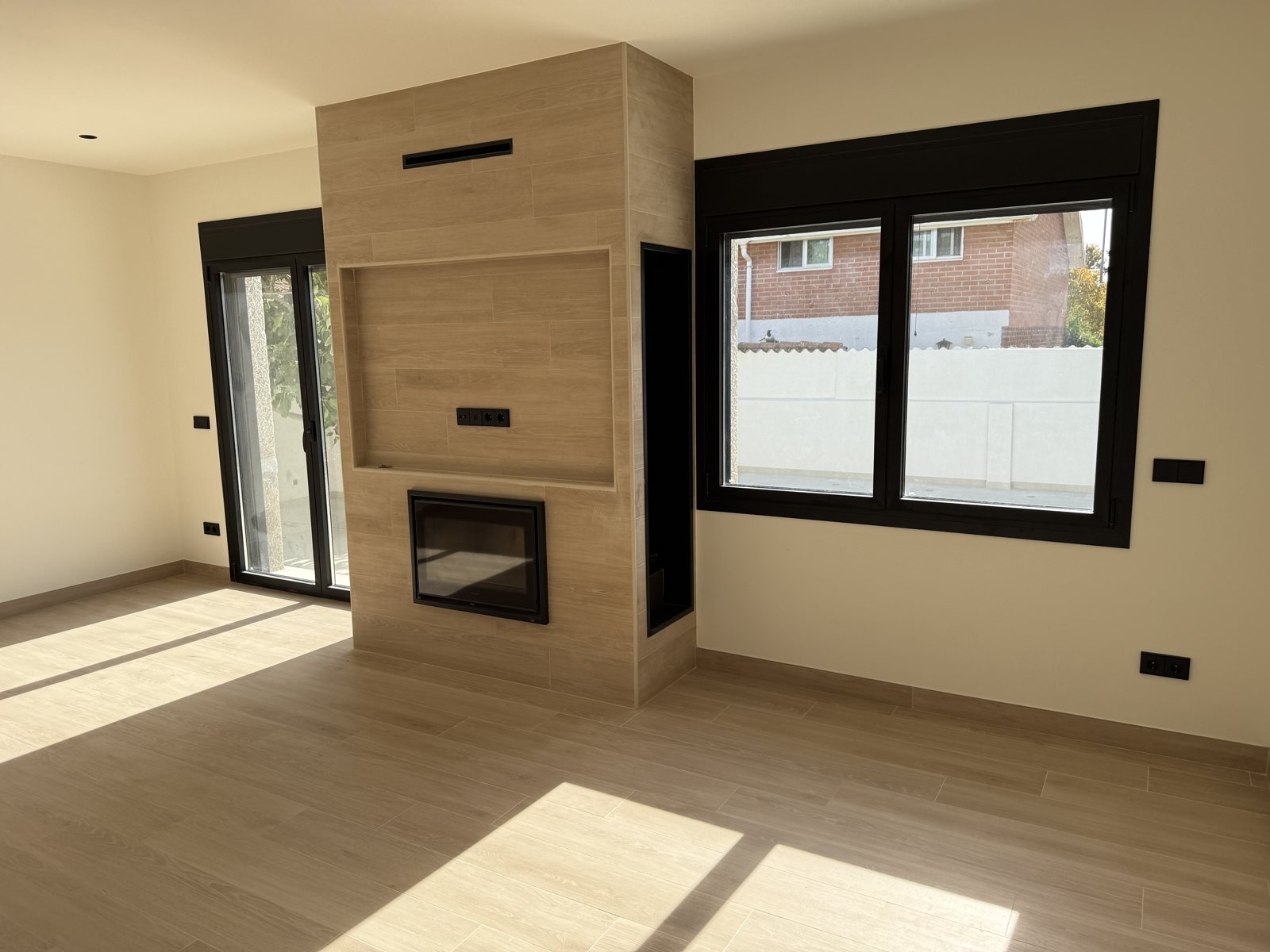 Detalle de la chimenea y carpinterías en Las Rozas