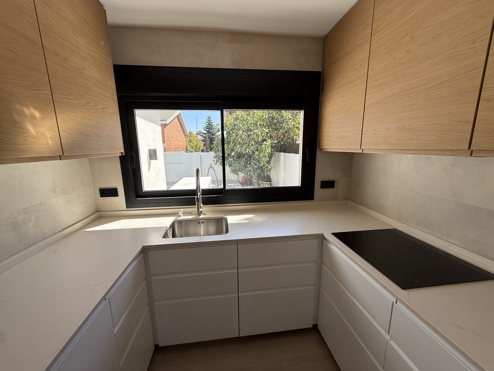 Encimera y zona de trabajo de la cocina en Las Rozas