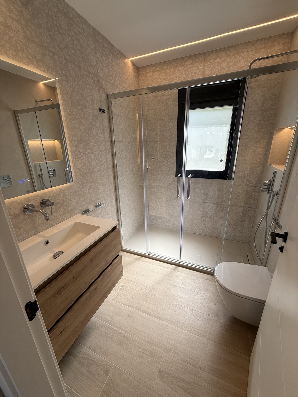 Baño con ducha e iluminación integrada en Las Rozas