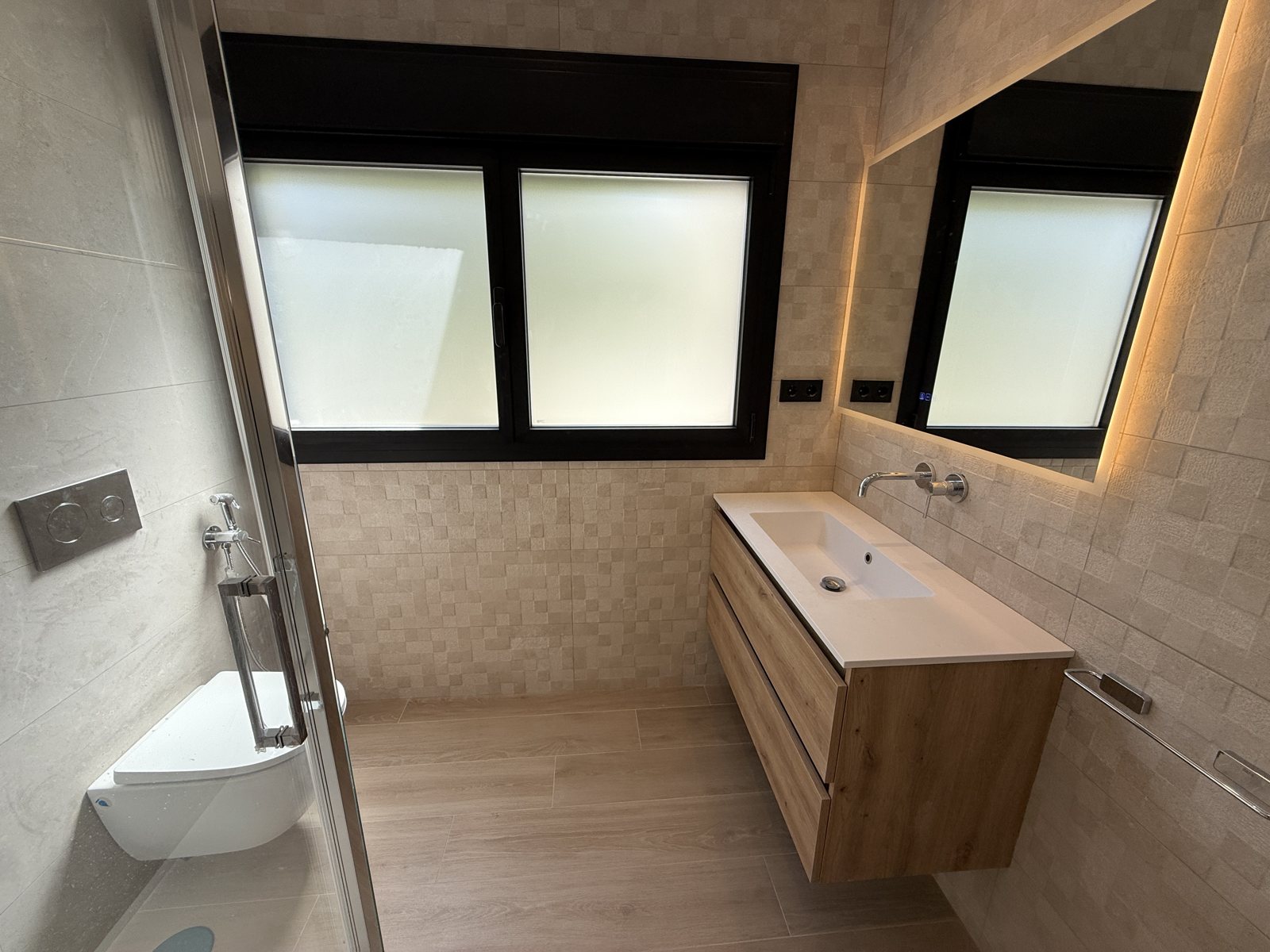 Segundo baño con mueble de lavabo en Las Rozas