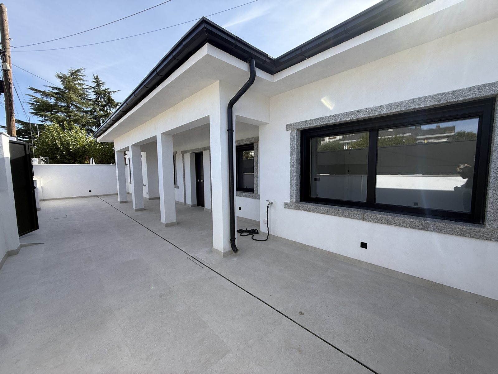 Fachada y acceso a la vivienda en Las Rozas