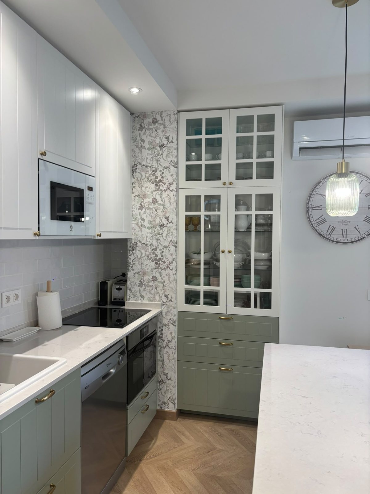 Cocina con mobiliario en tonos claros