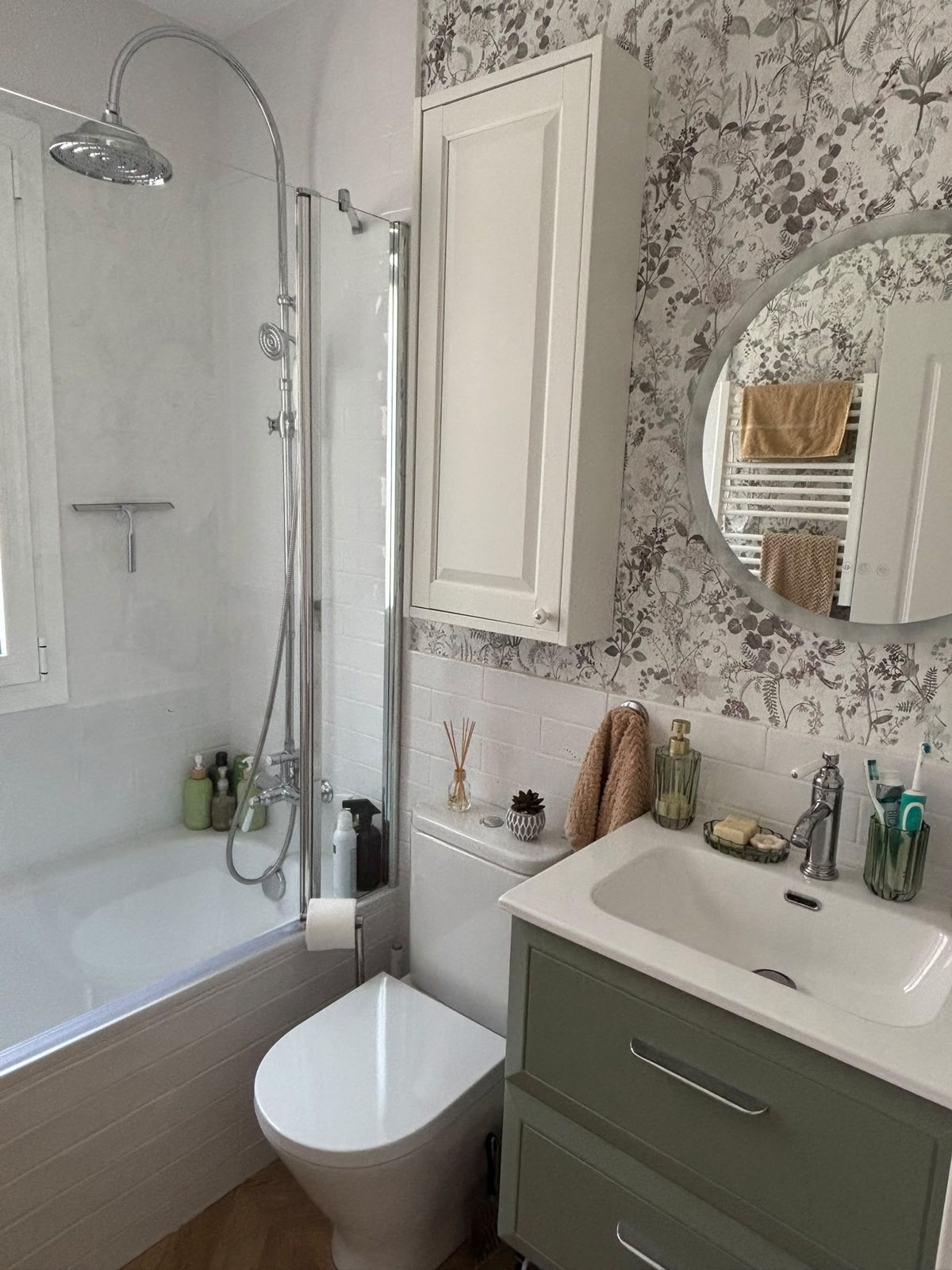Baño con ducha y mueble de lavabo